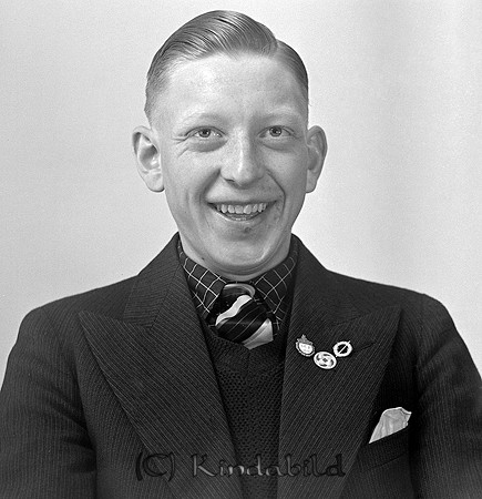 Arne Carlsson Kjettestorp Kisa
raja
Man klädd i skjorta slips och kavaj

raja
Polisman Arne Carlsson född i Misterhult �?dsjöboda.
Gift med Karin. Barn: Jerker och Stefan. 
Källa: Gerd Pettersson

Nyckelord: Carlsson Kisa