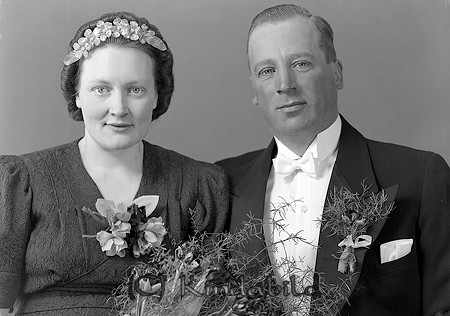 Anders Karlsson Lyggestorp Kisa
raja
Brudpar

raja
Anders och Ingrid Karlsson.
 Dottern Anita. Anders Karlsson kom från Lyggestorp. De bodde i Rothults Mejeri och flyttade sedan till Högaberg på Enebygatan innan de byggde hus på samma gata.
 Anders Karlsson var kreaturshandlare och åkte Monark moped.
 De hade en fosterflicka vid namn Birgitta Sandqvist.
 Källa: Studiegruppen hembygdsgården
Nyckelord: Karlsson Kisa