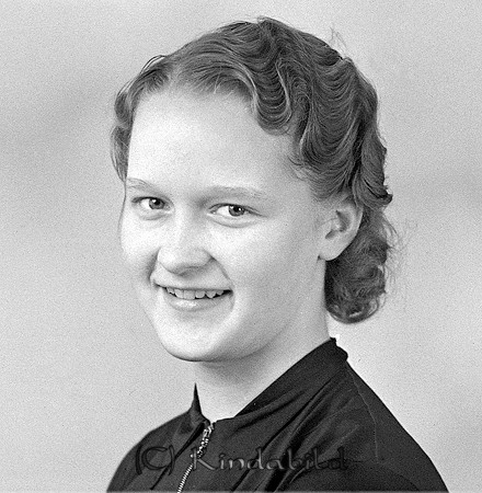 Ingegärd Johansson Kisa
raja
Kvinna klädd i mörk klänning 

Nyckelord: Johansson Kisa