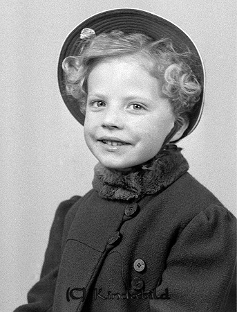 Harriet Kindman Sällstad Kisa
raja
Flicka klädd i ytterkappa och hatt på huvudet   

raja
Harriet Kindman. dotter till Axel och Helga Kindman. familjen bodde i Brokullen.
 Källa: Studiegruppen hembygdsgården 
Nyckelord: Kindman Kisa