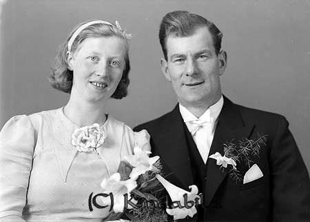 Holger Pihl Manstorp Tidersrum
raja
Brudpar

raja
Holger Pihl kom från Haverdalen under Vimantorp.
 Han var bror med bl a Astrid (Asta) som gifte sig med Olle Jakobsson Kisa. Hustrun hette Maja
 Källa: Studiegruppen Hembygdsgården 
Nyckelord: Pihl Tidersrum
