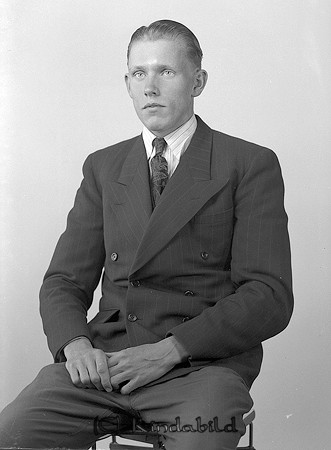Holger Brusell Kisa
raja
Man klädd i skjorta slips och kavaj

raja
Holger Brusell född 1922, son till Josef Brusell från Solbacka Kisa 
Källa: Gerd Pettersson


Nyckelord: Brusell Kisa