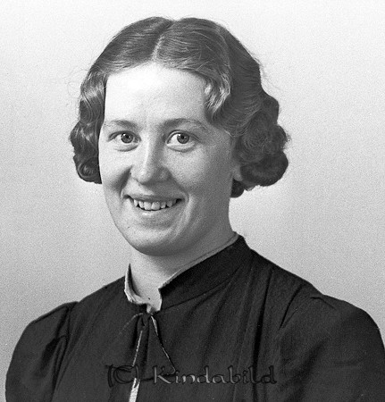Alice Karlsson Knäppesvik Björkfors
raja
Kvinna klädd i mörk klänning    

raja
Alice gift med Axel Andersson, döttrar Elaine o Marita. Alice syskon Agnes, Simon, Margit o Astrid
Källa: Studiegruppen Hembygdsgården 
     

Nyckelord: Karlsson Björkfors