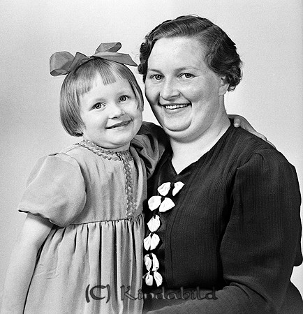 Svea o Hjördis Hellgren Millby Hycklinge
raja
Mor och dotter

Nyckelord: Hellgren Hycklinge
