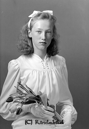 Birgit Karlsson Svensbo Kisa
raja
Konfirmationsfoto 

raja
Elna Birgit Elisabet Karlsson född 1926-05-24 i Kisa, dotter till arr Thure Vilhelm Karlsson och Rut Valborg Karlsson från Stora Svensbo. I familjen fanns också dottern Rut Karin Linnéa född 1937 i Kisa. 1944 flyttade familjen till Blåvik.
Källa: Kyrkoarkiv Kisa 
Källa: Gerd Pettersson

Nyckelord: Karlsson Kisa