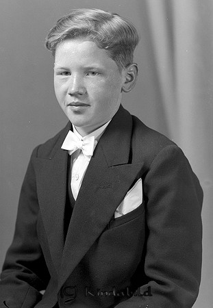 Arne Adolfsson Björksnäs Kisa
raja
Konfirmationsfoto 

raja
Erik Arne Bernhard Adolfsson född 1926 i Horn, son till änkefru Alva Amalia Adolfsson. I familjen fanns ytterligare fem barn. 1940 flyttar de till Järeda efter sedan modern gift om sig
Arne Adolfsson dog 2012 i KInnarp. 
Källa: Kyrkoarkiv Kisa och Sv dödbok 
Källa: Gerd Pettersson

Nyckelord: Adolfsson Kisa