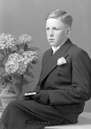 Göte Jacobsson Kisa
raja
Konfirmationsfoto 

raja
Göte Jakobsson född 1925 från Ängstorp, Kisa.
 Son till Albin och Agnes Jakobsson.
 Göte var gift med Göta född Andersson från Vervnäset.
 De hade två söner: Nils Gösta och Per-Olof
 Källa: Studiegruppen hembygdsgården 

Nyckelord: Jacobsson Kisa
