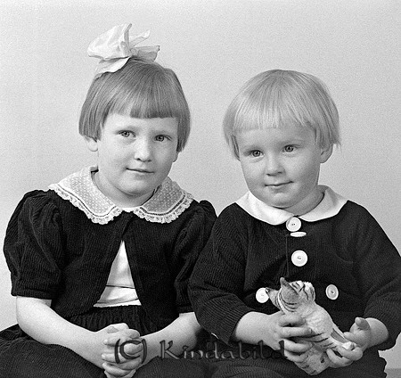 Åke o Barbro Andersson Kisa
raja
Syskonpar

raja
Karl-Åke Andersson född 1938 och systern Barbro född 1935.
 Barbro Var gift med Sören Carlsson. Karl-Åke är gift med Gun-Britt och bor i Kisa. 
Källa: Studiegruppen hembygdsgården

Nyckelord: Andersson Kisa