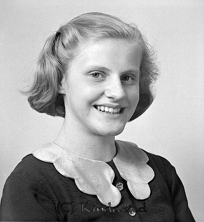 Elsa Gustavsson Björkvik Hycklinge
raja
Kvinna klädd i mörk klänning med ljus krage  

Nyckelord: Gustavsson Hycklinge