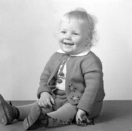 Göran Karlsson Eksborg Västra Eneby
raja
Pojke klädd i stickad tröja och kortbyxor

Göran Karlsson, son till Edla och Vilhelm Karlsson i Västra Eneby.
 De drev affär vid Eksborg. Vilhelm hade taxirörelse.
 Göran hade två syskon Stig Andersson bosatt i Froghult och systern Margareta. Göran var polis i Linköping.
 Källa: Studiegruppen hembygdsgården 
Nyckelord: Karlsson Västra Eneby
