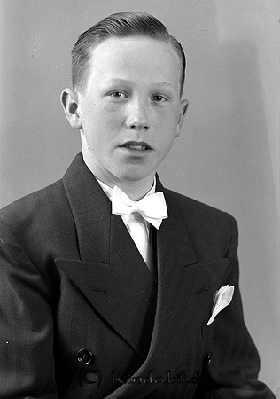 Sune Fasth Kisa
raja
Konfirmationsfoto

raja
Sune Fasth gifte sig med Ingrid Karlsson från �?rtomta.
De innehade Naftakiosken tillsammans med Wennerbergs på 1960-talet. 
Källa: Gerd Pettersson

Nyckelord: Fasth Kisa