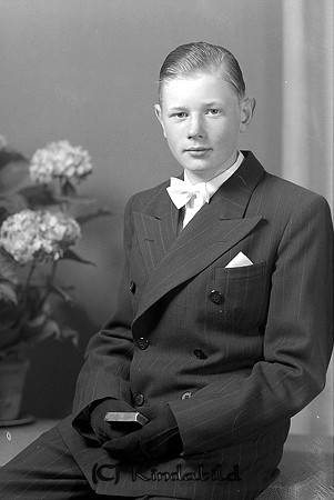 Tage Johansson Kisa
raja
Konfirmationsfoto

raja
Tage Johansson, son till Anna och Anders Johansson. De bodde vid gamla Forsåvägen.
 Tage arbetade på speceriavdelningen på Karlströms i Kisa.
 Han var gift med Ulla som hade skohandel i Horn.
 Bror till Tage var Kurt-Evald.
 Tage och Ulla bodde i ett stort rött trähus på Storgatan utfarten mot Linköping. 
 Källa: Studiegruppen hembygdsgården 
Nyckelord: Johansson Kisa
