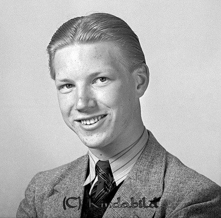 Göte Lindqvist Kisa
raja
Man klädd i skjorta slips och kavaj

raja
Bokhandlare Göte Lindqvist, son till skogvaktaren Carl Gustav Lindqvist.
Göte Lindqvist gifte sig med Ingrid. De fick två barn Margareta och Torbjörn. Familjen bodde på Tallgatan i Kisa 
Källa: Gerd Pettersson

Nyckelord: Lindqvist Kisa
