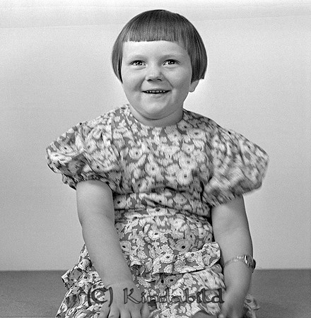 Siv Jacobsson Brokullen Kisa
raja
Flicka klädd i blommig klänning   

raja
Siv Jakobsson född 1936, dotter till Hildur och Eskil Jakobsson.
 Hon hade en bror Sven. Familjen bodde i Sällstad Kisa.
 Hon var skolkamrat med Lars Jakobsson och Gun-Britt Jahrl född Persson.
 Källa: Studiegruppen hembygdsgården 

Nyckelord: Jacobsson Kisa