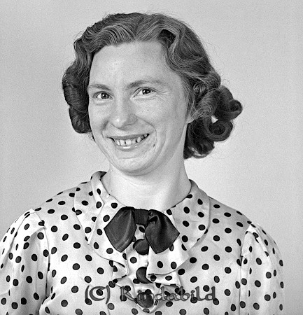 Karin Ohlsson Brunebo Horn
raja
Kvinna klädd i prickig klänning   

raja
Karin född 1914 i Horn. dotter till Oskar och Emmy Olsson.
Hon gifte sig 1945 med Sven Gustaf Landerfors född 1910 i Strå. Östergötlands län. De var arrendatorer i Brunebo Storgård. Sven Landerfors dog 1961.
1970 bodde hon kvar ensam i Brunebo, dog 1994 i Brunebo.
Källa: Folkräkning 1950. 
Källa: Gerd Pettersson

Nyckelord: Ohlsson Horn