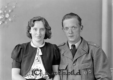 Vivan Carlsson Hult Tidersrum 
raja
Man o kvinna han klädd i permissionsuniform hon i kjol o kavaj 

raja
Vivan född 1919 i Tidersrum och John Carlsson född 1912 i Tidersrum. Dottern heter Siv. 1970 bodde John och Vivan i Berghäll på Västra Vägen i Kisa.
 Vivan och John drev Naftakiosken tillsammans med Johns bror Folke och hans fru Ingeborg.
 Vivan Carlsson dog 1971 och John Carlsson dog 1998.
 Källa: Studiegruppen hembygdsgården och Sv dödbok 

Nyckelord: Carlsson Tidersrum