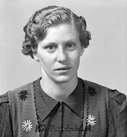 Karin Gunnarsson Kvarnstugan Norra Vi
raja
Kvinna klädd i klänning   

Nyckelord: Gunnarsson Norra Vi