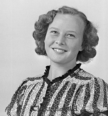 Elsy Göransson Väsby Oppeby
raja
Kvinna klädd i klänning   

raja
Elsie Göransson född 1922 i Frödinge, dotter till Konstans Göransson och hans hustru Signe född Käll Hägerstad.
Syskon till Elsie:
Arne född 1934 i Hycklinge.
Elsie bodde i Söderö 1950 och hade en dotter Annika.
Källa: Folkräkning
Källa: Gerd Pettersson


Nyckelord: Göransson Oppeby