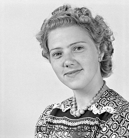 Greta Sjögren Kölefors
raja
Kvinna klädd i klänning   

Nyckelord: Sjögren Kölefors