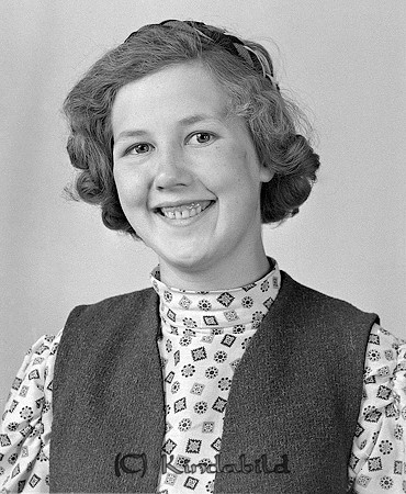 Mary Andersson Someke Svalsjö
raja
Kvinna klädd i mönstrad blus under en väst 

raja
Mary Andersson från Someke. Hon var dotter till Alma och Axel Andersson. Systern är Göta gift Werner.
 Mary gifte sig med Olof Andersson och de fick barnen Tommy, Mona och Lena. De bosatte sig i Horn vid kraftstationen.
 Källa: Studiegruppen hembygdsgården
Nyckelord: Andersson Svalsjö