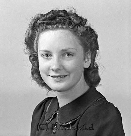 Majken Germundsson Kisa
raja
Kvinna klädd i mörk klänning

raja
Majken Germundsson född 1932, dotter till Hjalmar och Ellen Germundsson. Majken hade en syster Ell-Britt.
 Majken gifte sig med Elon Jansson, en bror till Liss-Uno Jansson.
 Ell-Britt gifte sig med Per-Erik Mathson och fick två pojkar. Hon dog 1965.
 Källa: Studiegruppen hembygdsgården 
Nyckelord: Germundsson Kisa