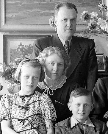 Familjen Ljungkvist
raja
Släktträff 

raja
Författaren Walter Ljungquist, son till Josef Ljungquist och hans maka Edla född Pettersson.
Se bild 1300. 
Källa: Gerd Pettersson


Nyckelord: Ljungkvist Kisa