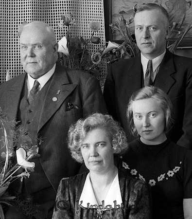 Familjen Ljungkvist
raja
Släktträff 

raja
Till vänster fadern Josef Ljungqvist.

Han lät bygga fastigheten Solhåg, Storgatan 30 Kisa. 
Källa: Gerd Pettersson

Kommentar av Lars Sandström 2021-05-23: Övriga är sonen Folke Ljungqvist med hustru Anna, född Sandström, samt deras dotter Inga-Kersti.

Nyckelord: Ljungkvist Kisa