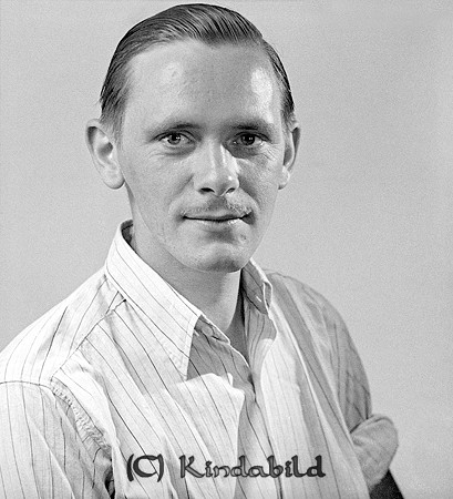 Nils Henriksson Svalsjö
raja
Man klädd i ljus skjorta 
Nyckelord: Henriksson Svalsjö
