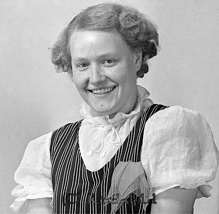 Fröken Andersson Stora Rothul Kisa
raja
Kvinna klädd i klänning  

raja
Gullan Elisabet Andersson född 1918 tvilling med Olof Gunnar.
Föräldrar Helmer och Ellen Andersson födda 1892 i Södra Vi.
Syskon till Gullan och Olof:
Maja-Stina född 1921 gift med Joel Hermansson
John född 1924
Sven född 1931.
Gullan gift 1945 Svensson Mjöla. Hon dog 1953
Källa: Kyrkoarkiv Västra Eneby och Sv Dödbok. 
Källa: Gerd Pettersson

Nyckelord: Andersson Kisa