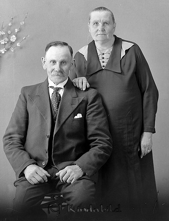 Sven Johan Mauritz Thornell Örneström Kisa
raja
Man o kvinna hon klädd i mörk klänning han i kostym

Sven Johan Mauritz Thornell f d arrendator på Örneström.
Född 1870 i Norrköping,Ö
Gift 1890 med Hulda Maria född Gustafsson 1871 i Ekeby.
Källa: Gerd Pettersson
Nyckelord: Tornell Kisa