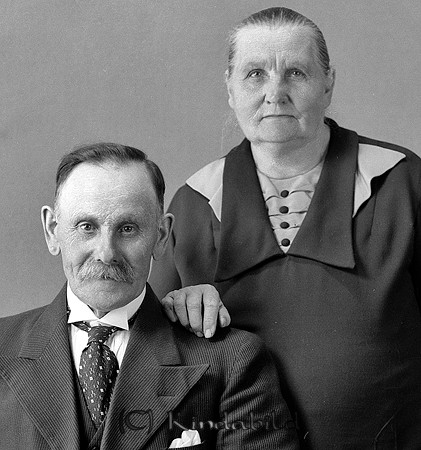 Sven Johan Mauritz Thornell Örneström Kisa
raja
Man o kvinna hon klädd i mörk klänning han i kostym

Sven Johan Mauritz Thornell f d arrendator på Örneström.
 Född 1870 i Norrköping,
 Gift 1890 med Hulda Maria född Gustafsson 1871 i Ekeby.
 Källa: Gerd Pettersson
Nyckelord: Thornell Kisa