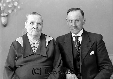Sven Johan Mauritz Thornell Örneström Kisa
raja
Man o kvinna hon klädd i mörk klänning han i kostym

Sven Johan Mauritz Thornell f d arrendator på Örneström.
 Född 1870 i Norrköping,
 Gift 1890 med Hulda Maria född Gustafsson 1871 i Ekeby.
 Källa: Gerd Pettersson 
Nyckelord: Thornell Kisa