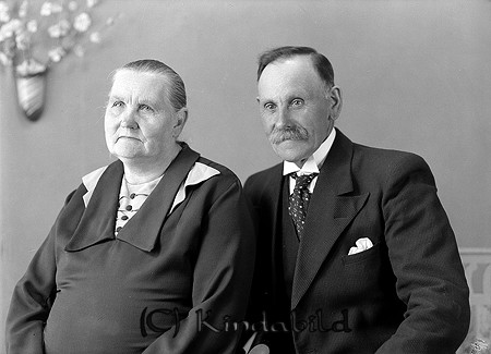 Sven Johan Mauritz Thornell Örneström Kisa 
raja
Man o kvinna hon klädd i mörk klänning han i kostym

Sven Johan Mauritz Thornell f d arrendator på Örneström.
 Född 1870 i Norrköping,
 Gift 1890 med Hulda Maria född Gustafsson 1871 i Ekeby.
 Källa: Gerd Pettersson 
Nyckelord: Thornell Kisa