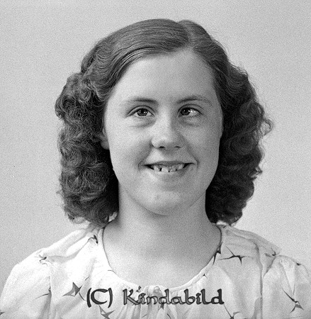 Birgit Sleman Adlerskog Västra Eneby
raja
Kvinna klädd i klänning  

raja
Birgit Sleman, dotter till Ernst Gillis och Gertrud Sleman.
 Systrar Majlis och Sara.
 Birgit Sleman gifte sig med Torsten Johansson. Barn Hans-Lennart, Mats och två döttrar.
 Källa: Studiegruppen hembygdsgården 
Nyckelord: Sleman Västra Eneby