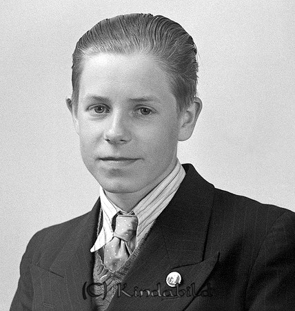 Bror Sleman Adlerskog Västra Eneby
raja
Man klädd i skjorta slips och kavaj

raja
Bror Sleman född 1924 i Toverum .Son till Ernst Gillis och Gertrud Sleman.
Systrar Sara, Birgit och Majlis.
1970 bodde han i Malmslätt och var gift med Inez och hade två pojkar Per och Torbjörn.
Källa: Födelsebok Locknevi och Folkräkning 1970. 
Källa: Gerd Pettersson


Nyckelord: Sleman Västra Eneby