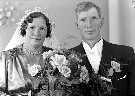 Karl Alexandersson Skivemåla Horn
raja
Brudpar

raja
 Ingrid och Karl Alexandersson. 
 Källa: mayca

raja
Karl Alexandersson född 1902 i Horn och Ingrid född 1897 i Västervik.
 1970 bodde i Olstorp Skivermåla.
 Källa: Studiegruppen hembygdsgården 

Nyckelord: Alexandersson Horn