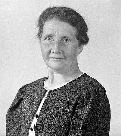 Helga Petersson Hult Tidersrum
raja
Kvinna klädd i klänning  

Nyckelord: Petersson Tidersrum