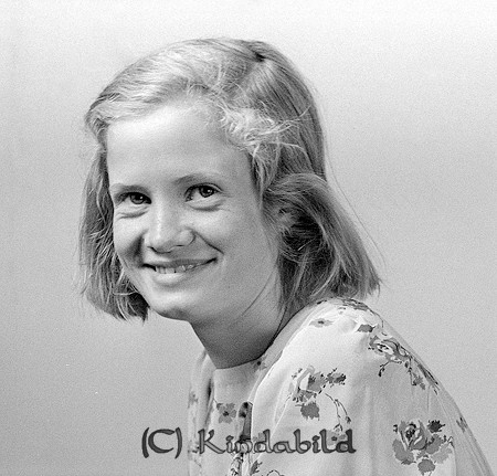 Elsa Falk Evjeboda Björkfors
raja
Flicka klädd i klänning  

raja
Elsa Falk. dotter till Edit och Ivar Falk. I familjen även två söner Erik och Gunnar.
 Källa: Studiegruppen hembygdsgården. 
Nyckelord: Falk Björkfors