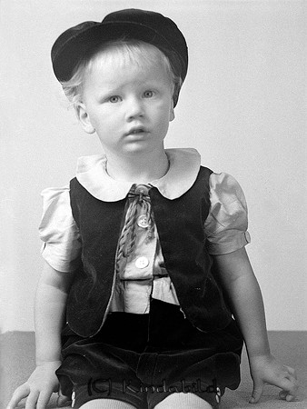 Åke Hagelin Ulrika
raja
Pojke klädd i kortbyxor väst o keps på huvudet    

raja
Sven-Åke Hagelin född 1937 i Linköping, son till Sven Gustav Hagelin och Svea Eva Linnéa Gustafsson född 1919 i Malexander.
1950 bodde de i Önnebo Västra Harg. De hade en son till Bo Kjell född 1946.
Sven-Åke Hagelin bodde i Mjölby 1960. Gift 1961 med Anja från Motala. De fick fyra barn och bodde i Mjölby 1975.
Källa: Folkräkning 1950, 1960 och 1975 
Källa: Gerd Pettersson


Nyckelord: Hagelin Ulrika