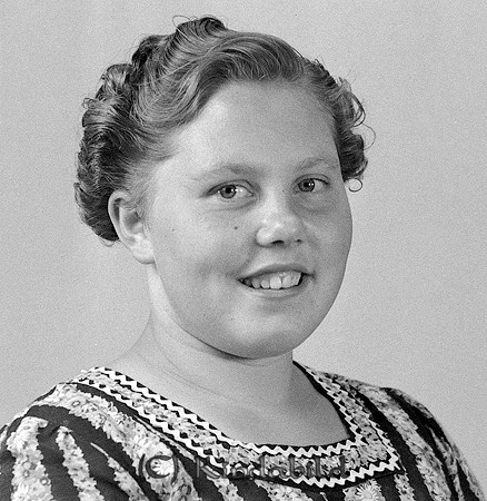 Ester Johansson Kvarntorp
raja
Kvinna klädd i klänning  

raja
Ester Johansson kom från Gummingebo.
 Hon gifte sig med Tage Cassel. De fick två flickor Birgitta och Anita. Familjen bodde i Björkhult under Björksnäs.
 Källa: Studiegruppen hembygdsgården
Nyckelord: Johansson Kvarntorp