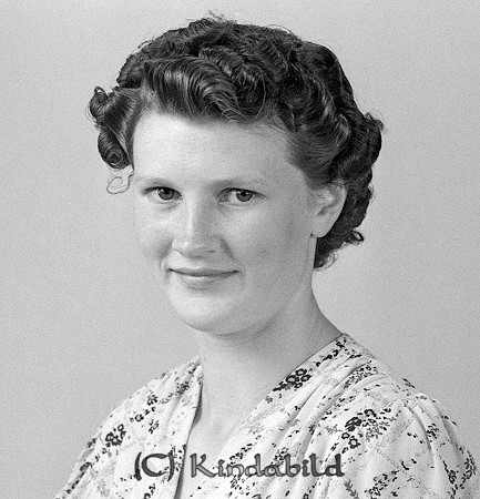 Dagny Ohlsson Färmestorp Tidersrum
raja
Kvinna klädd i klänning  

raja
Dagny Ohlsson född 1924 i Norra Vi, var dotter till david och Lilly Olsson i Fermestorp
 Tidersrum.
 Syskon till Dagny:
 Birgit, Arne, Åke och Gunilla.
 Dagny gifte sig med Janne Johansson i Njärvehult Norra Vi.
 En son Jan-Anders född 1950.
 Dagny dog 1972 i Norra Vi.
 Källa: Studiegruppen hembygdsgården och Sv dödbok 

Nyckelord: Ohlsson Tidersrum