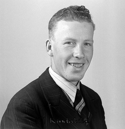 Paul Johansson Knallarp Svalsjö
raja
Man klädd i skjorta slips och kavaj

raja
Knallarp var ett torp under Sommenäs.
 Källa: Studiegruppen hembygdsgården 

raja
Paul Vilhelm Johansson född 1920 i Kisa, son till Jenny Paulina Johansson från Urkhagen under Kisa Gästgivaregård.
 Jenny Johansson gifte sig 1933 med David Viktor Sjunning Alf och bosatte sig i Knallarp under Sommenäs.
 Paul Johansson bodde 1970 i Borensberg och gift med
 Alma Elin född 1933.
 Barn:
 Weine Gustav Vilhelm född 1951
 jenny Eva Birgitta född 1952
 Sven Erik Vilhelm född 1956
 Per Arne Gustav född 1962
 Källa: Kyrkoarkiv Kisa och Folkräkning 1970 
Källa: Gerd Pettersson
Nyckelord: Johansson Svalsjö