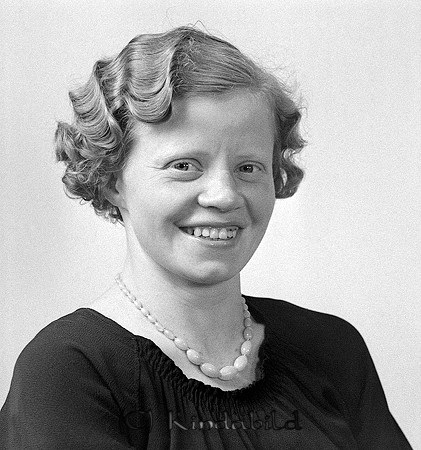 Elsa Karlsson Lyggestorp Kisa
raja
Kvinna klädd i mörk klänning  

raja
Elsa "Lill-Elsa" Karlsson. Hon hade två bröder Gunnar och Klas och kom från Tidersrum. Hon hade en son Sven Gunnar.
 Källa: Studiegruppen hembygdsgården 
Nyckelord: Karlsson Kisa