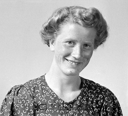 Svea Hagelin Hallerna Ulrika
raja
Kvinna klädd i klänning  

raja
Svea Hagelin född Gustavsson i Häradsmålen i Malexander. Gift 1939 med Sven Hagelin 
Källa: Familjer och gårdar i Ulrika 
Källa: Gerd Pettersson

Nyckelord: Hagelin Ulrika