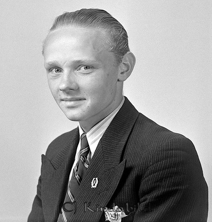 Gunnar Larsson Salvarp Tidersrum
raja
Man klädd i skjorta slips och kavaj

raja
Gunnar Larsson, född 1921 i Salvarp.
Gift med Karin född 1924 i Dalarna.
Barn:
Lena
Bo född 1948
Mona född 1950
Tommy född 1952
Eva född 1957
Gunnar Larsson hade målerifirma.
Han initierade Tidersrums hembygdsförening och blev dess förste ordförande. Han mottog Kinda kommuns kulturpris
för sitt arbete i hembygdsföreningen.
Källa: Folkräkning 1970 
Källa: Gerd Pettersson

Nyckelord: Larsson Tidersrum