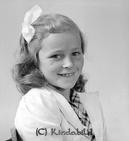 Gun-Britt Hjalmarsson Rumma Horn
raja
Flicka klädd i rutig blus under en kavaj

raja
Gun-Britt Hjalmarsson född 1929 i horn, dotter till arrendatorn Hjalmar Johansson född 1889 i Djursdala och Anna Adelia helena född Nilsson 1893 i Horn.
 familjen kom 1937 till Rumma och flyttade till Ö Ed 1944.
 Familjen hade 7 barn födda 1914-1933 alla i Djursdala.
 Källa: HFL Horn 
Nyckelord: Hjalmarsson Horn