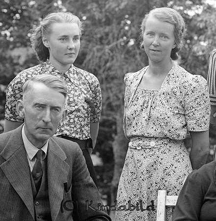 Häradshövding Anders Svensson Adlerskog Västra Eneby
raja
Familjefoto 

raja
�?versta raden: Kerstin Peterson sjuksköterska i Norrköping född 1920, samt Laura Svensson sjuksköterska i �?rnsköldsvik.
 Undre raden: Ture Alskog, bror till Laura Svensson, folkskollärare i Nynäshamn. 
Källa: amals
Nyckelord: Svensson Västra Eneby
