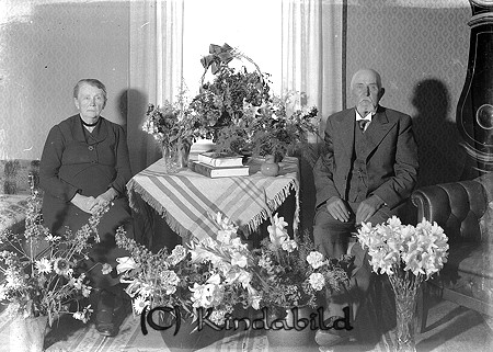 Häradshövding Anders Svensson Adlerskog Västra Eneby
raja
Familjefoto 

raja
Anders Svenssons 80-årsdag firas. Hustru Augusta Asklöf vid hans sida. 
Källa: Amals

raja
Häradsdomare är en riktigare titel på Anders Svensson. 
Källa: Ulf Larsson
Nyckelord: Svensson Västra Eneby
