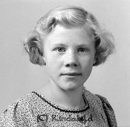 Ing-Britt Gustavsson Enefall Ulrika
raja
Flicka klädd i klänning  

raja
Ing-Britt Gustafsson född 1925 i Kisa, dotter till Axel Erik Gustaf Gustafsson och Amanda Kristina Gustafsson.
Syskon till Ing-Britt:
Erik Josef född 1917
Iris Ingeborg född 1919.
Familjen bodde i Lilla Emtefall Ulrika.
Ing-Britt gifte sig med optiker Gösta Kjellander Linköping.
De fick två pojkar Glenn och Roger.
Källa: Folkräkning 1950 
Källa: Gerd Pettersson

Nyckelord: Gustavsson Ulrika
