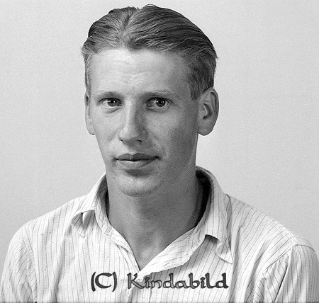 John Nyström Sund Odensviholm
raja
Man klädd i ljus skjorta 
Nyckelord: Nyström Odensviholm